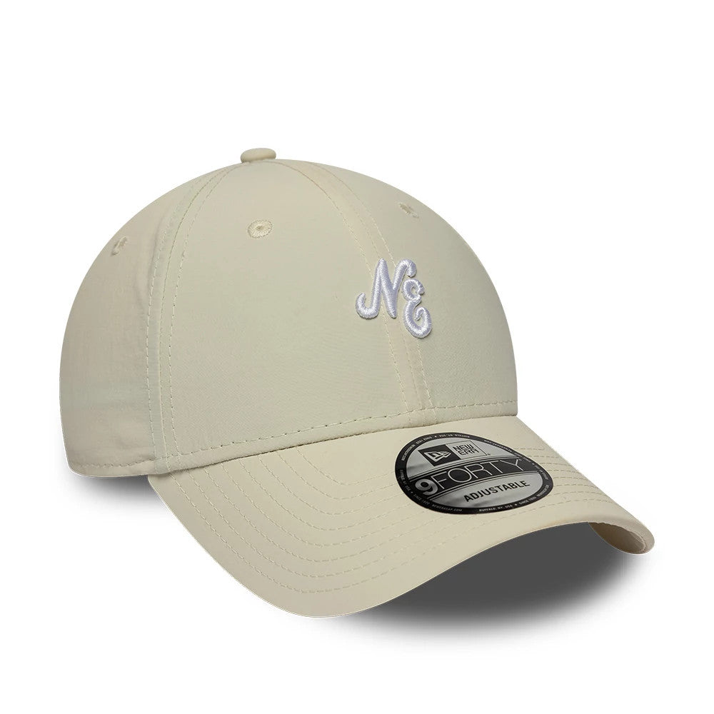 New Era Mini Logo Recycled Light Beige New Era 9FORTY Adjustable Cap, front view showing a small white embroidered NE logo on the front panel, complemented by a curved beige visor and a 9FORTY size sticker on the top.