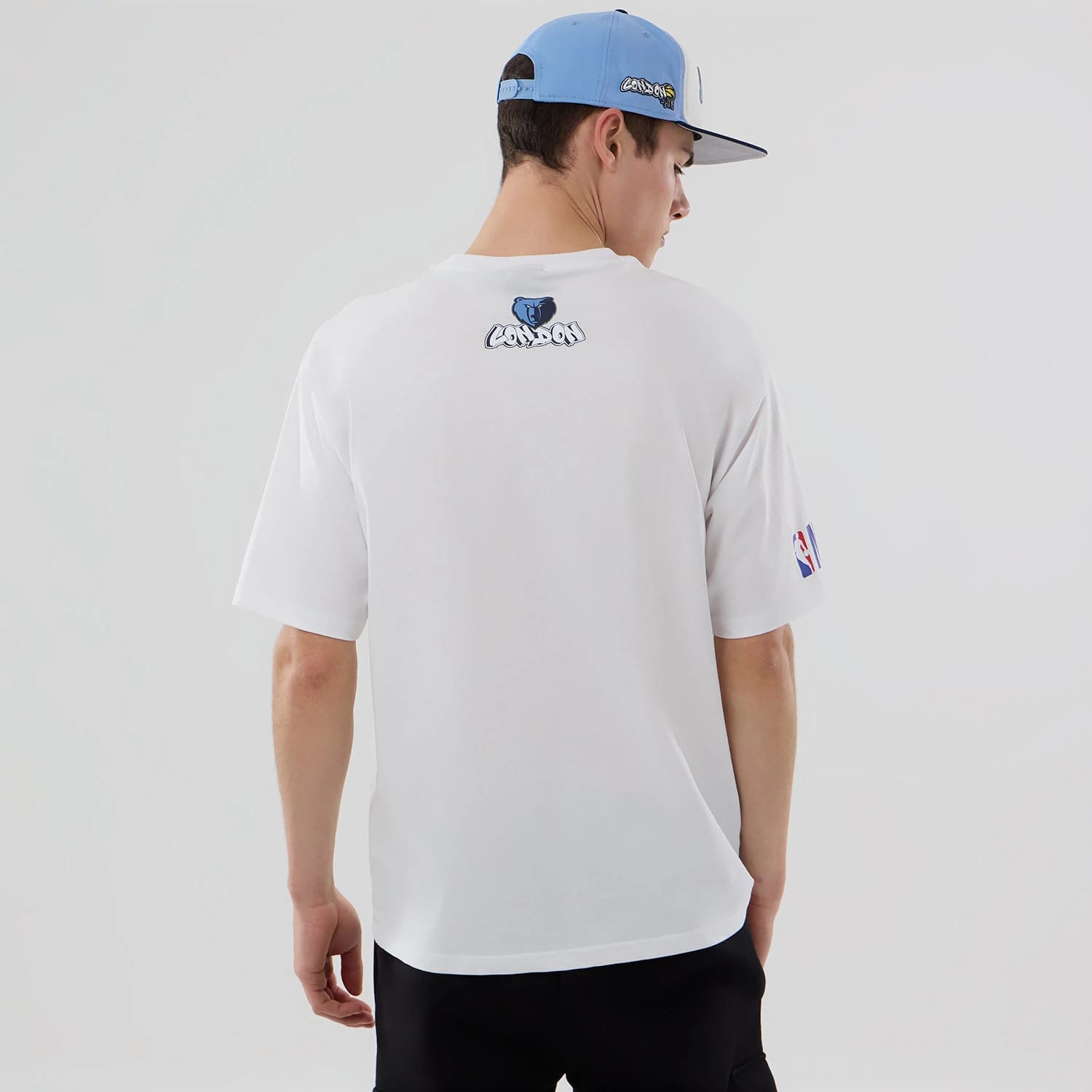The model is wearing this NBA London Game 2026 Memphis Grizzlies Oversized T-Shirt in white. 2