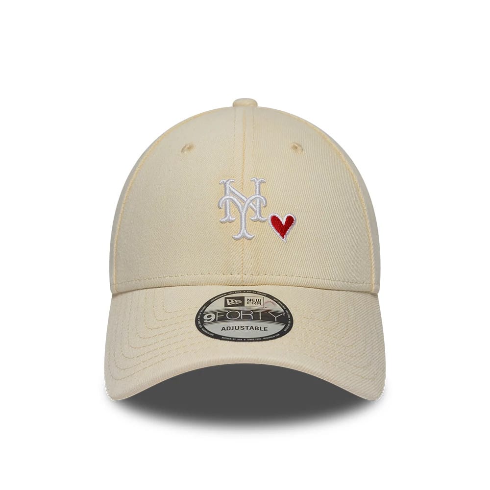 New York Mets MLB Washed Denim Light Beige New Era 9FORTY Adjustable Cap, front view showing a raised white embroidered NY Mets logo and a red heart on the structured light beige crown, with a 9FORTY size sticker on the curved visor.