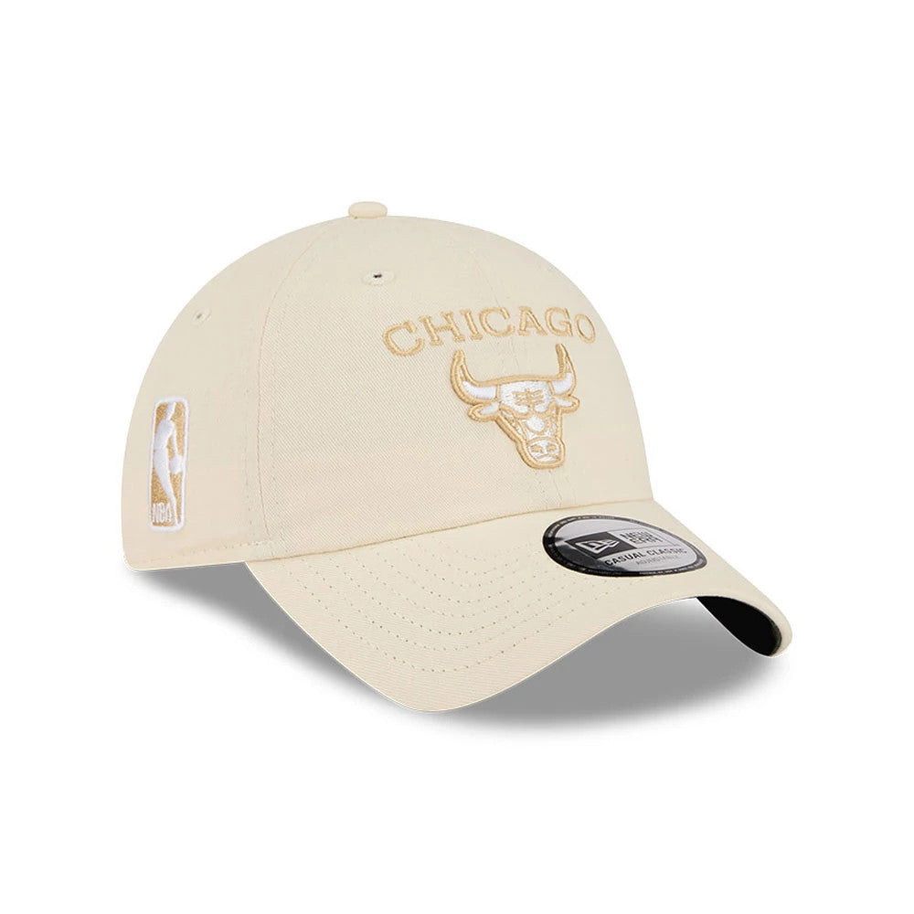 Pictured is this NBA Team Logo Chicago Bulls Casual Classic cap in beige. 1