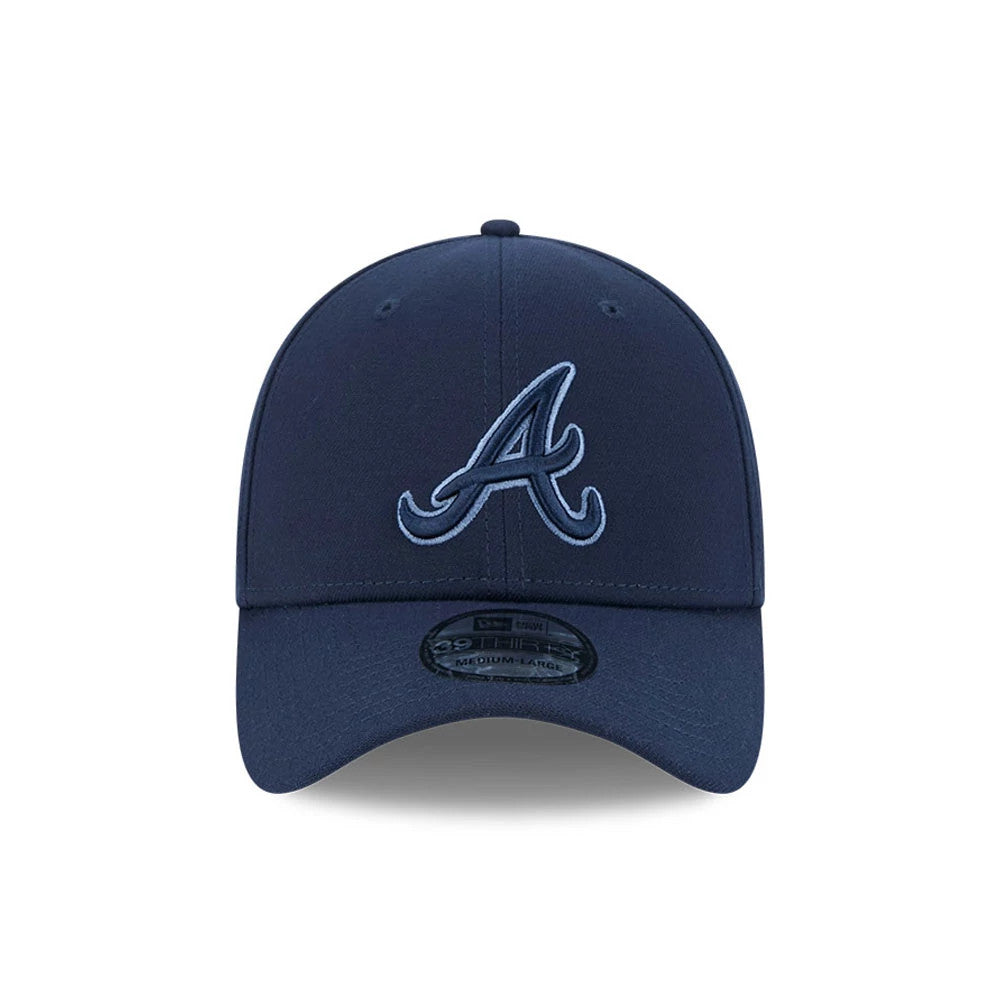 Atlanta Braves MLB Faded Oceanside Dark Blue New Era 39THIRTY Stretch Fit Cap, front view showing a light blue raised embroidered A logo on the structured crown, a curved dark blue visor, and a 39THIRTY size sticker on the centre of the visor.