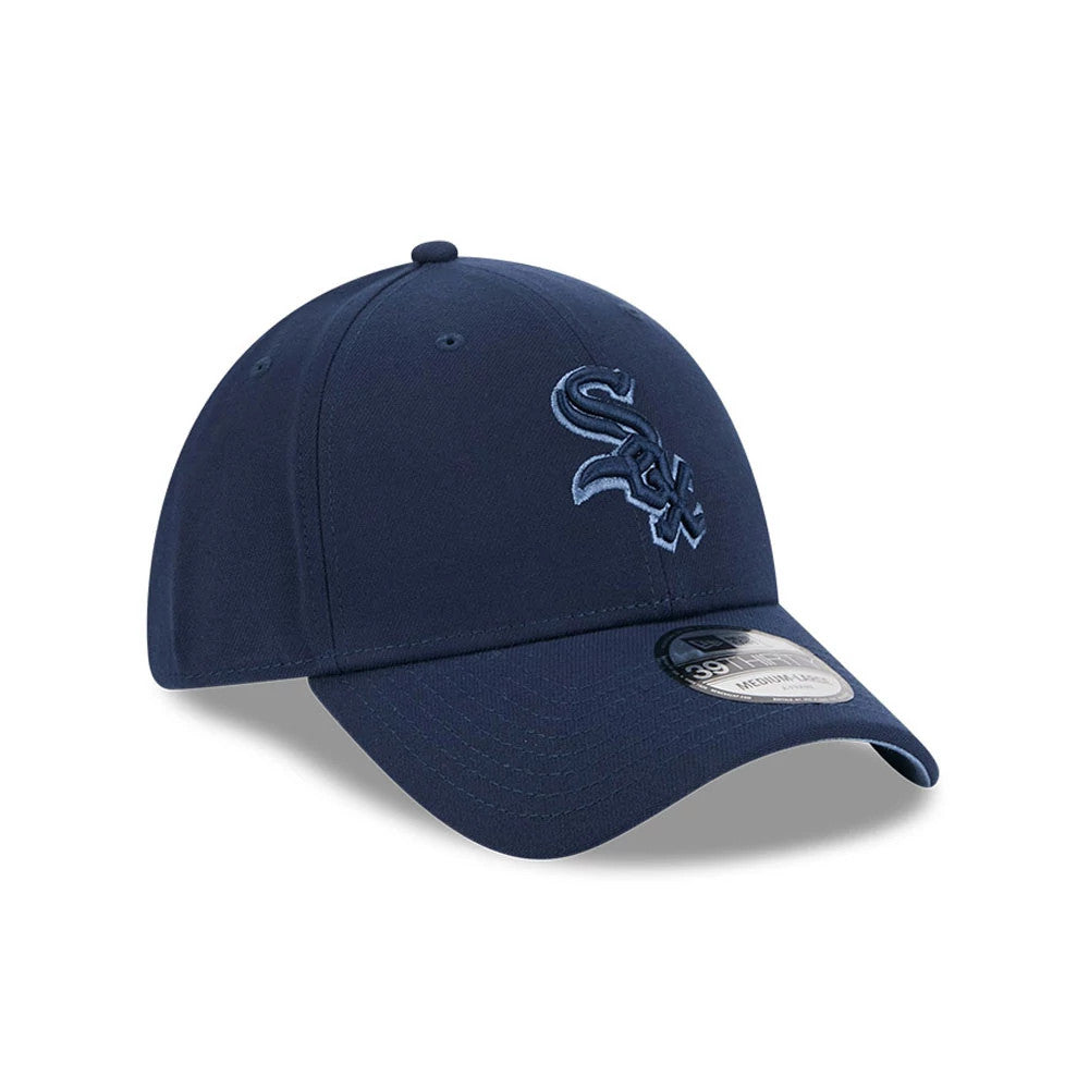 Chicago White Sox MLB Faded Oceanside Dark Blue New Era 39THIRTY Stretch Fit Cap, front view showing a blue embroidered team logo on the structured dark blue crown, complemented by a curved visor and a 39THIRTY size sticker.