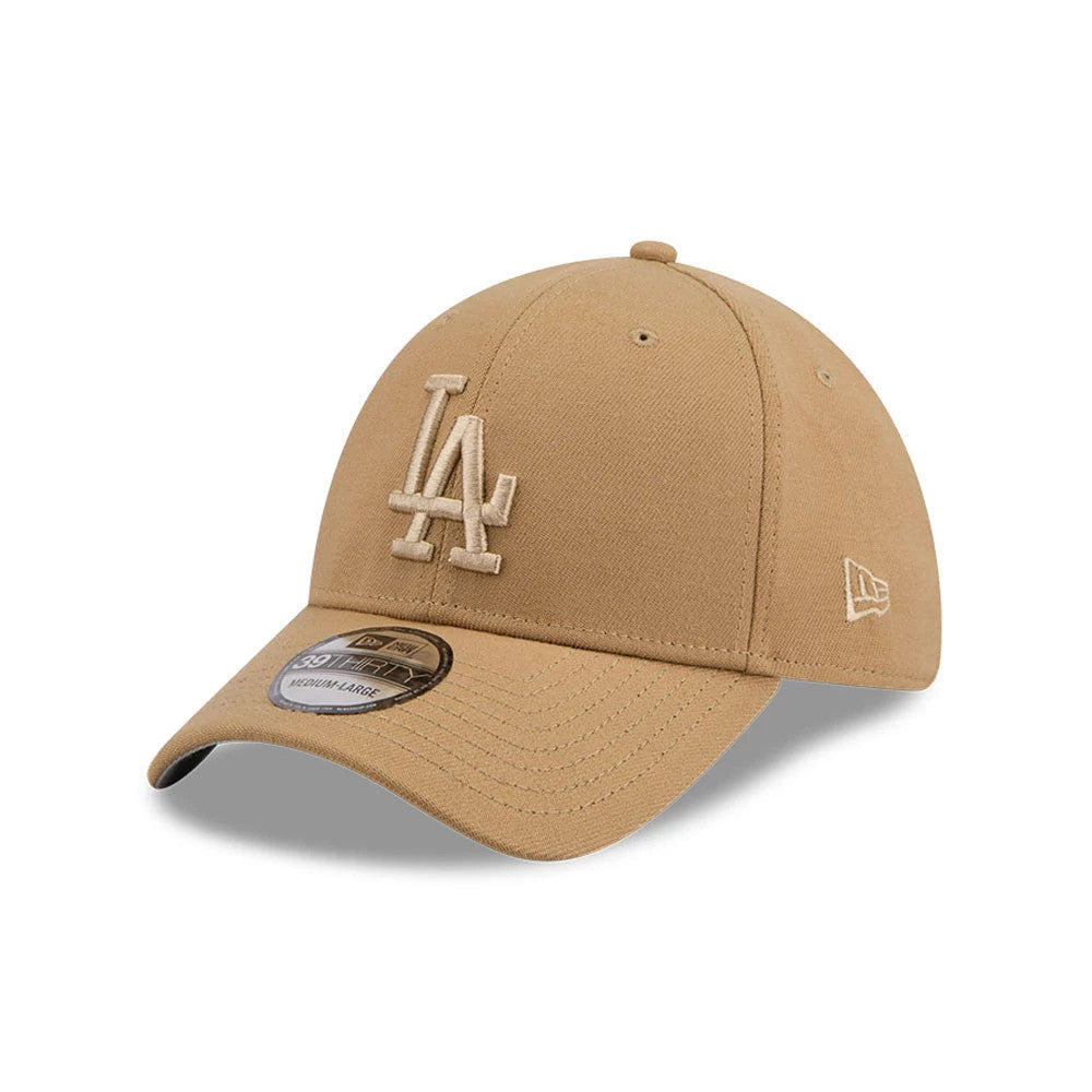 LA Dodgers MLB Beige New Era 39THIRTY Stretch Fit Cap, three-quarter view showing the raised beige LA logo embroidered on the front panel, matching curved visor with 39THIRTY size sticker, and New Era flag logo on the left side.