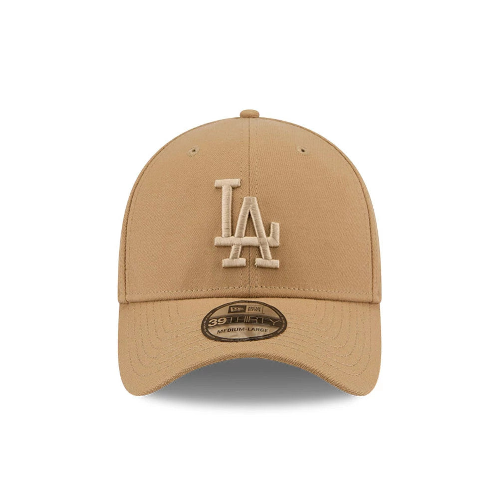 LA Dodgers MLB Beige New Era 39THIRTY Stretch Fit Cap, front view showing a raised beige embroidered LA logo on the front panel, a curved beige visor, and a 39THIRTY size sticker at the centre of the visor.