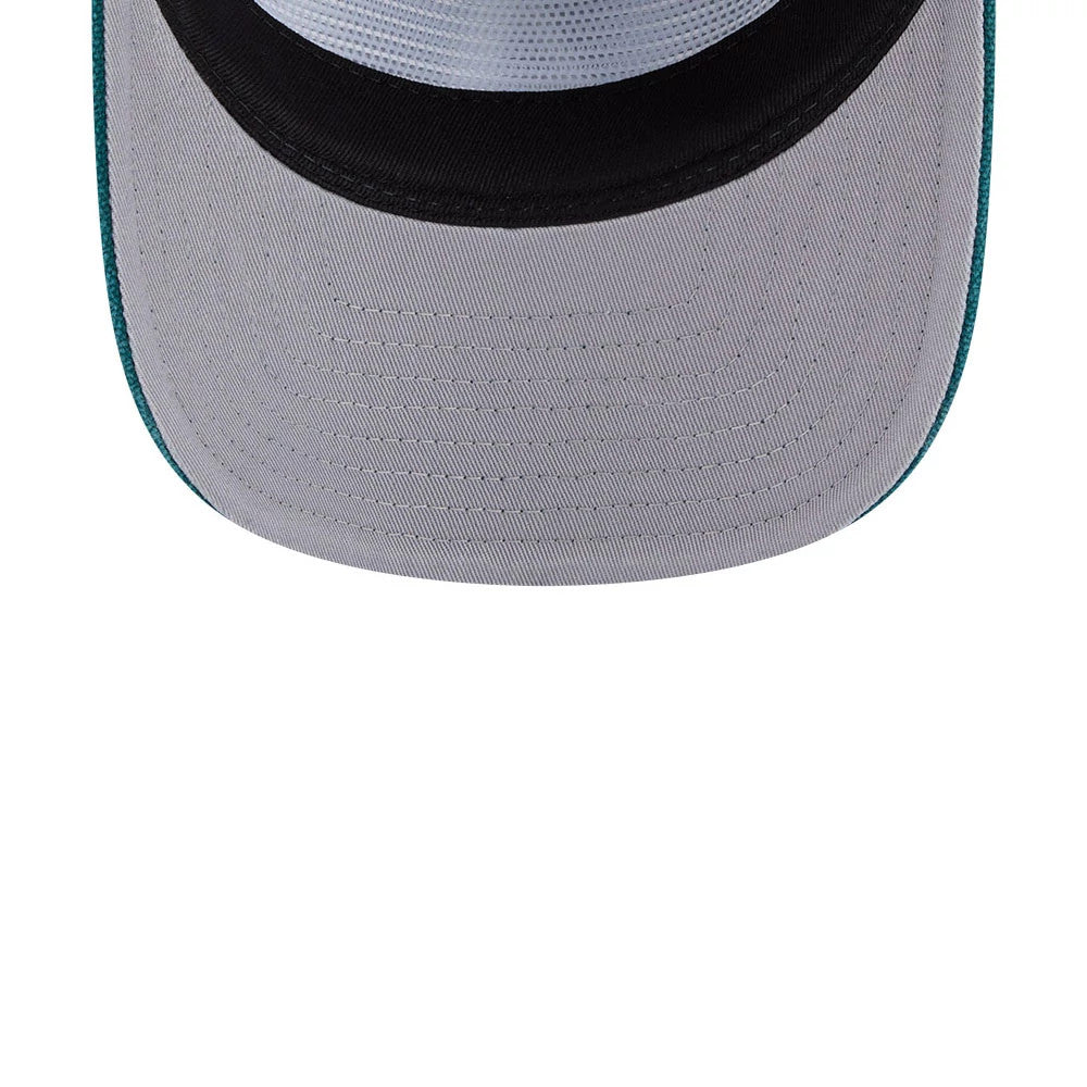Athletics MLB Duck Canvas Green New Era 19TWENTY Adjustable Cap, close-up view showing a light grey visor with stitching, a contrasting black interior panel, and a green-edged design highlighting the cap's colourway and craftsmanship.