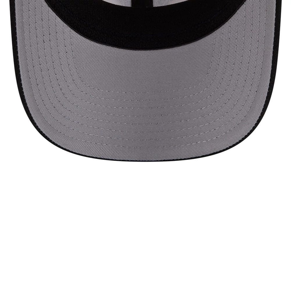 Pictured is this NBA 2 Tone Chicago Bulls 9SEVENTY Stretch Snap cap in cream & black. 2