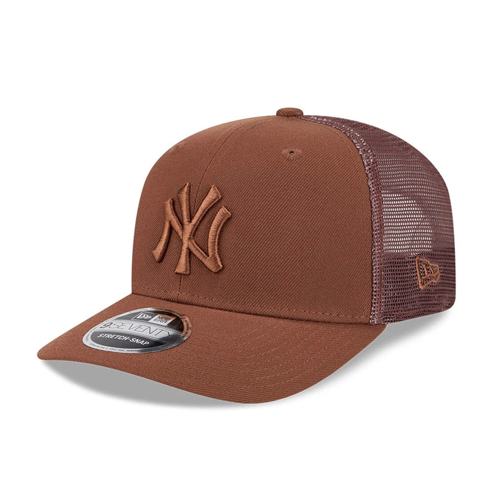 Yankees MLB Tiramisu Dark Brown New Era 9SEVENTY Stretch Snap Adjustable Cap, three-quarter view showing raised embroidered NY logo on the structured front panel, dark brown curved visor with 9SEVENTY size sticker.