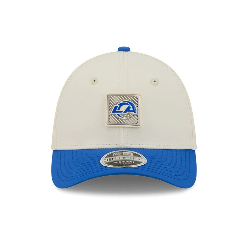 LA Rams NFL Training 2026 White New Era 39THIRTY M-Crown Stretch Fit Cap, front view showing a square blue and white LA Rams logo patch on the white structured crown, blue curved visor, and a 39THIRTY size sticker on the visor.