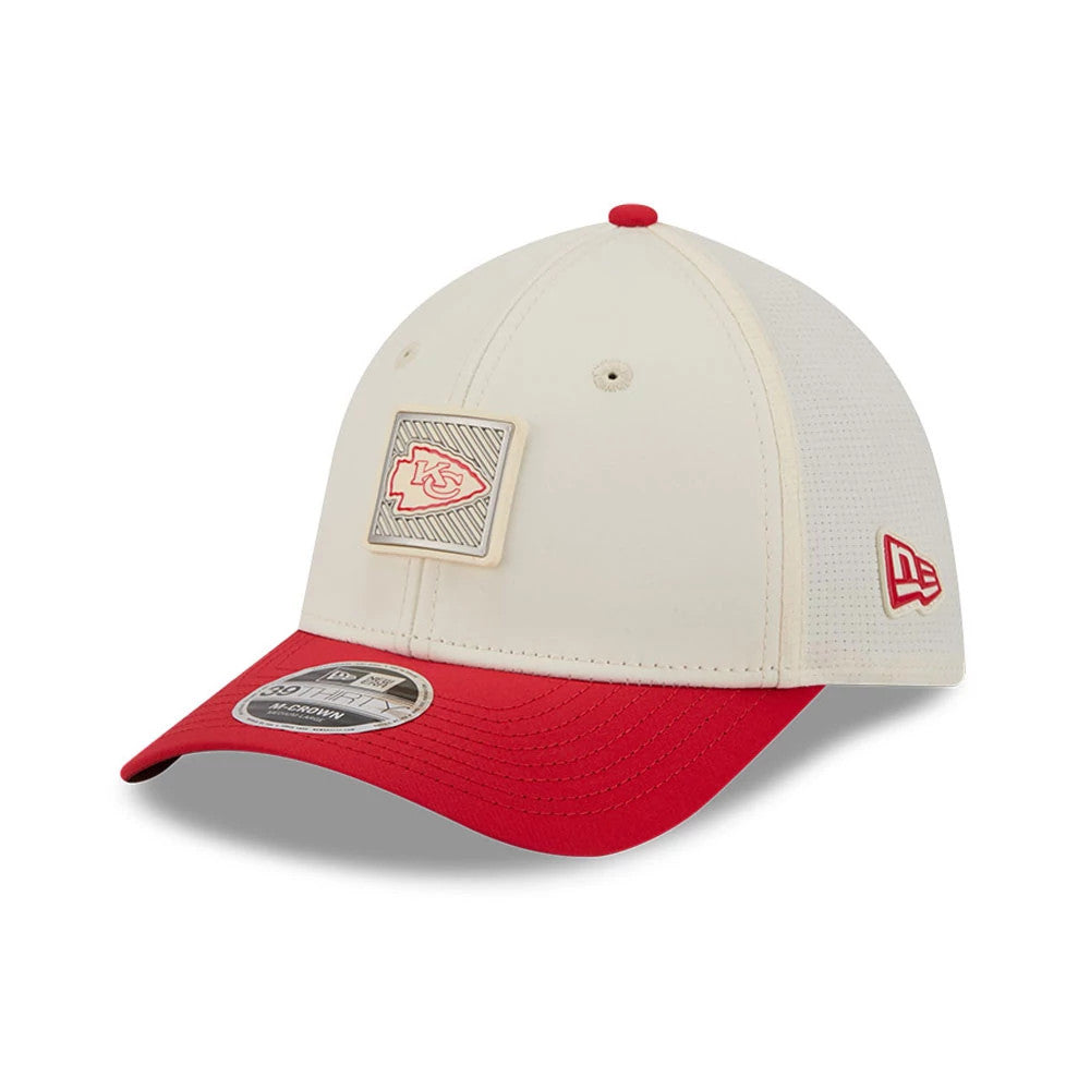 Kansas City Chiefs NFL Training 2026 White New Era 39THIRTY M-Crown Stretch Fit Cap, three-quarter view showing a raised Chiefs logo patch on the front panel, a red curved visor with a 39THIRTY size sticker.