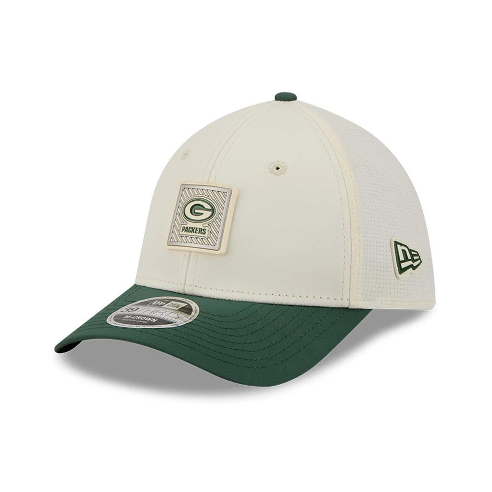 Green Bay Packers NFL Training 2026 White New Era 39THIRTY M-Crown Stretch Fit Cap, three-quarter view showing the raised embroidered Packers logo on the front panel, a green curved visor with a 39THIRTY size sticker.