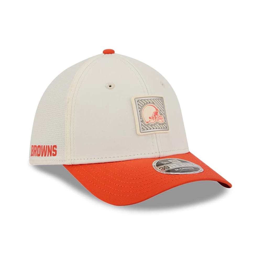 Cleveland Browns NFL Training 2026 White New Era 39THIRTY M-Crown Stretch Fit Cap, three-quarter view showing the grey and orange Browns helmet patch on the front panel, orange visor with a 39THIRTY size sticker.