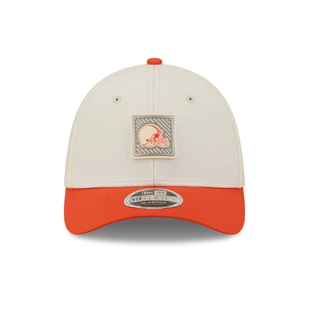 Cleveland Browns NFL Training 2026 White New Era 39THIRTY M-Crown Stretch Fit Cap, front view showing a square front panel patch with a Cleveland Browns helmet design, an orange flat visor, and a 39THIRTY size sticker on the orange visor.