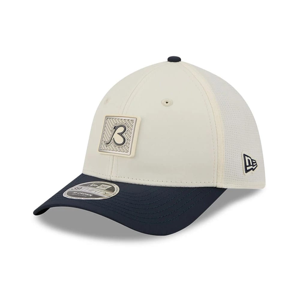 Chicago Bears NFL Training 2026 White New Era 39THIRTY M-Crown Stretch Fit Cap, front view showing a raised team logo patch on the front panel, a dark navy curved visor with a 39THIRTY size sticker, and a New Era flag logo on the left side.