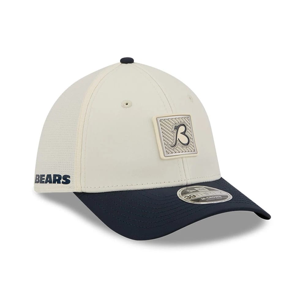 Chicago Bears NFL Training 2026 White New Era 39THIRTY M-Crown Stretch Fit Cap, three-quarter view showing a raised square front logo patch, embroidered Bears text on the left side and a curved navy visor with a 39THIRTY size sticker.