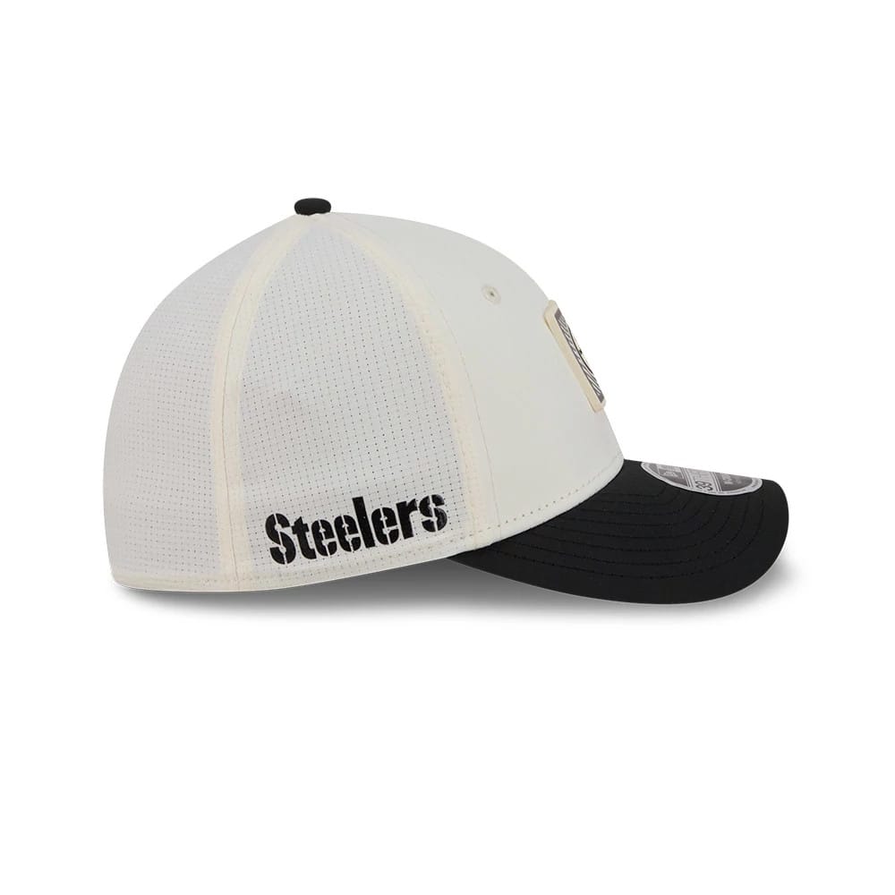 Steelers NFL Training 2026 White New Era 39THIRTY M-Crown Stretch Fit Cap, side view showing the black Steelers lettering embroidered on the mesh white side panel, curved black visor, and the structured crown with a classic design.