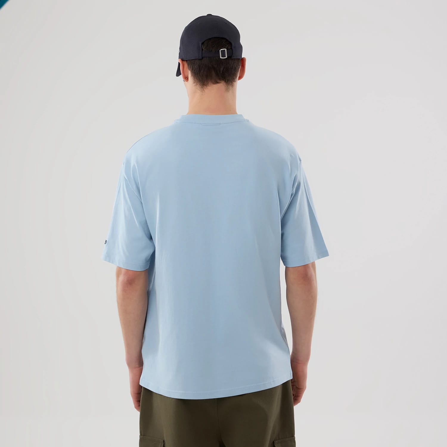 The model is wearing this MLB Food Graphic New York Yankees Oversized T-Shirt in pastel blue. 2