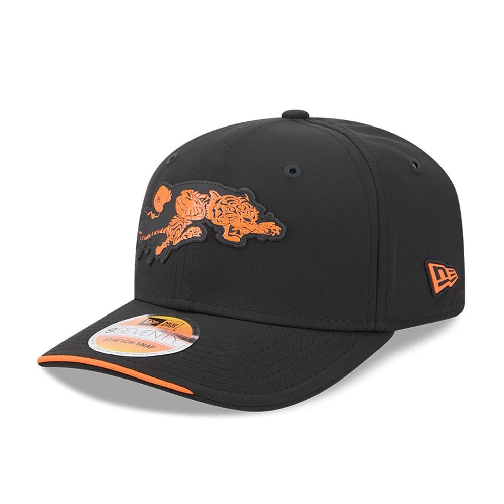 Bengals NFL Sideline 2026 Black New Era 9SEVENTY Stretch Snap Adjustable Cap, front view showing the orange embroidered Bengals logo on the black front panel, complemented by an orange-trimmed black visor and the New Era flag logo on the left side.