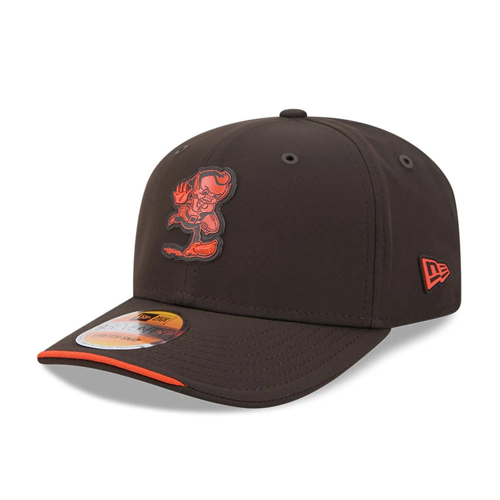 Pictured is this NFL Sideline 2026 Cleveland Browns 9SEVENTY Stretch Snap cap in dark brown. 1