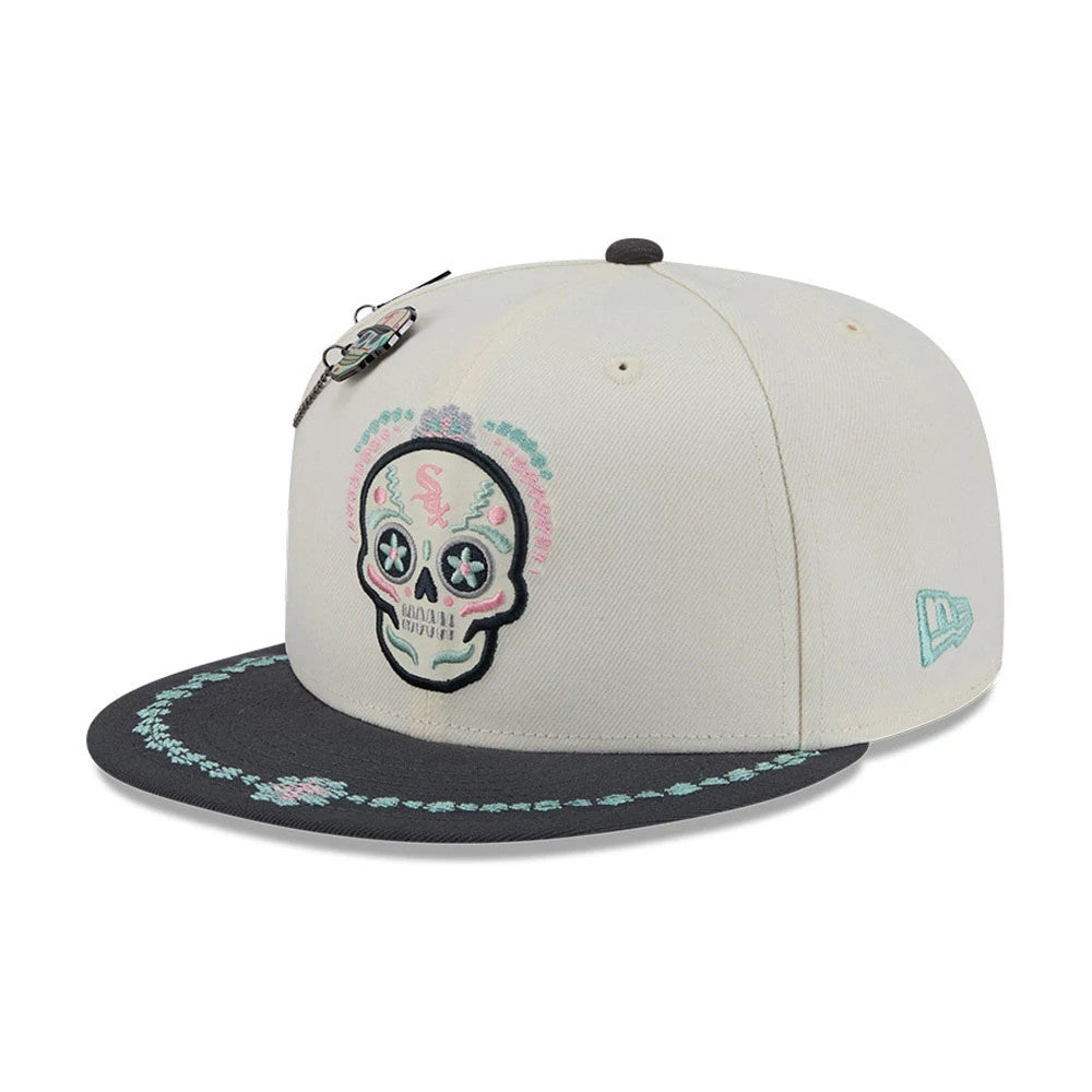 Pictured is this MLB Day Of The Dead Chicago White Sox 59FIFTY Fitted cap in light beige & black. 4