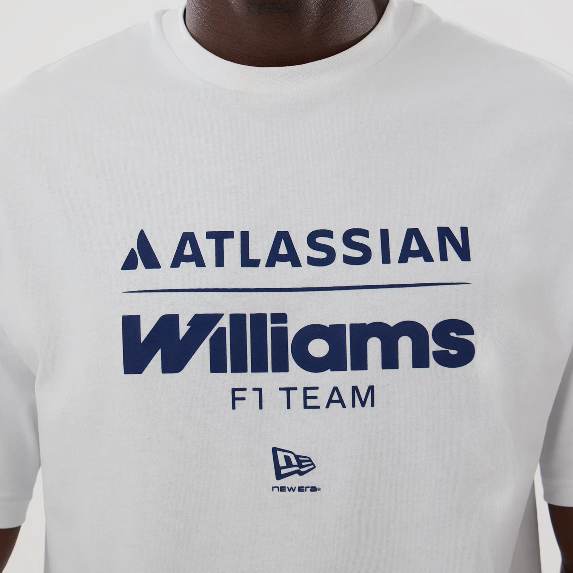 The model is wearing this Atlassian Williams F1 Team Oversized T-Shirt in white. 2
