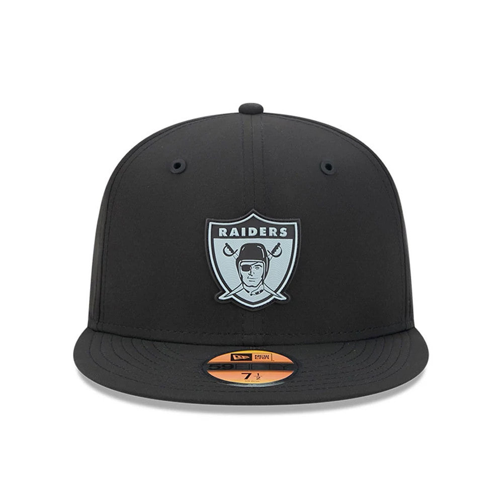 Las Vegas Raiders NFL Sideline 2026 Black New Era 59FIFTY Fitted Cap, front view showing the grey embroidered Raiders logo on the structured black crown, with a flat black visor and a gold 59FIFTY size sticker on the visor.
