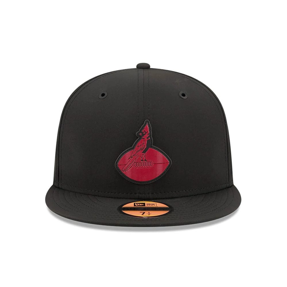 Arizona Cardinals NFL Sideline 2026 Black New Era 59FIFTY Fitted Cap, front view showing the red embroidered Cardinals logo on the structured black crown, black flat visor and gold 59FIFTY size sticker on the visor centre.