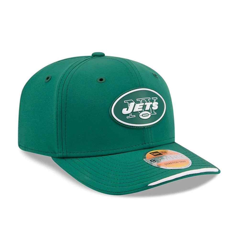 Jets NFL Sideline 2026 Green New Era 9SEVENTY Stretch Snap Adjustable Cap, front view showing a raised embroidered Jets logo on the structured green crown, with a curved visor and a 9SEVENTY size sticker on the top.