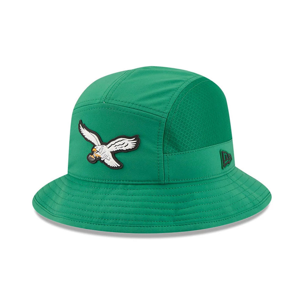 New Era Philadelphia Eagles NFL Sideline 2026 Green Stretch Bucket Cap, side view showing the embroidered Eagles logo on the front panel, textured mesh on the side panel, and the New Era flag logo on the left side.