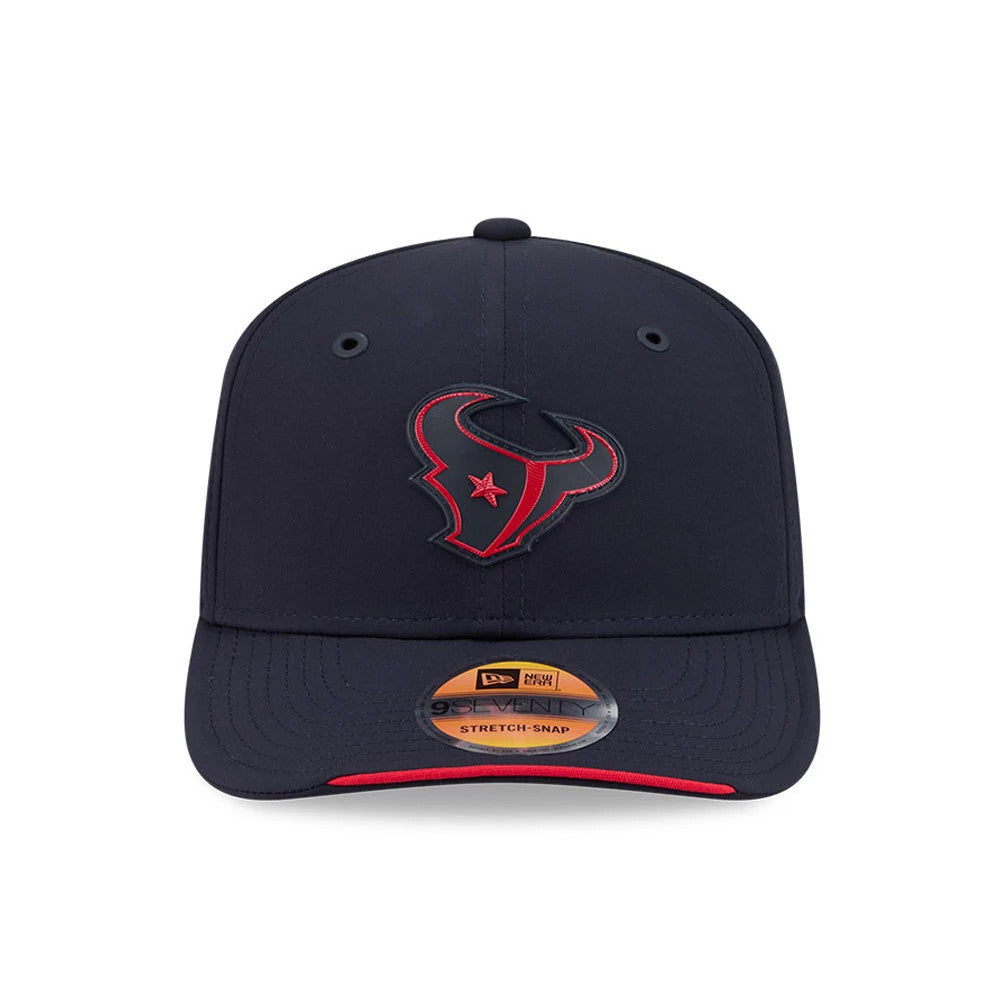 Texans NFL Sideline 2026 Navy New Era 9SEVENTY Stretch Snap Adjustable Cap, front view showing the raised embroidered Texans logo in red and navy on the front panel, with a curved visor featuring a 9SEVENTY size sticker and red underlip detail.