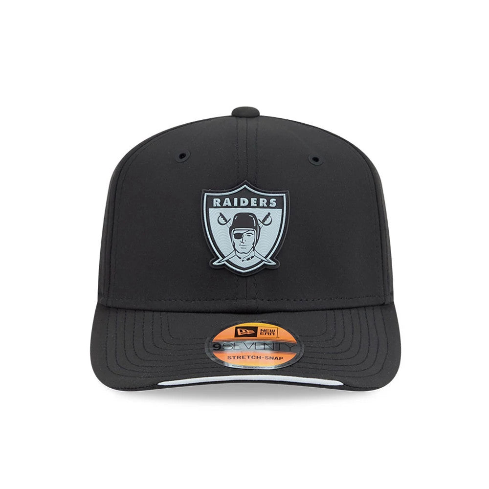 Pictured is this NFL Sideline 2026 Las Vegas Raiders 9SEVENTY Stretch Snap cap in Black. 2