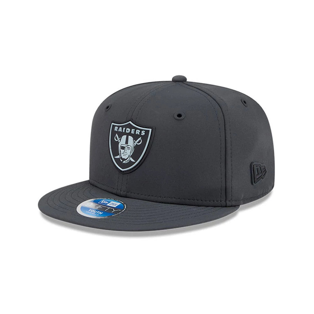 Raiders Youth NFL Sideline 2026 Charcoal New Era 9FIFTY Snapback Adjustable Cap, front view showing the silver and black embroidered Raiders logo on the front panel, flat charcoal visor with 9FIFTY size sticker.