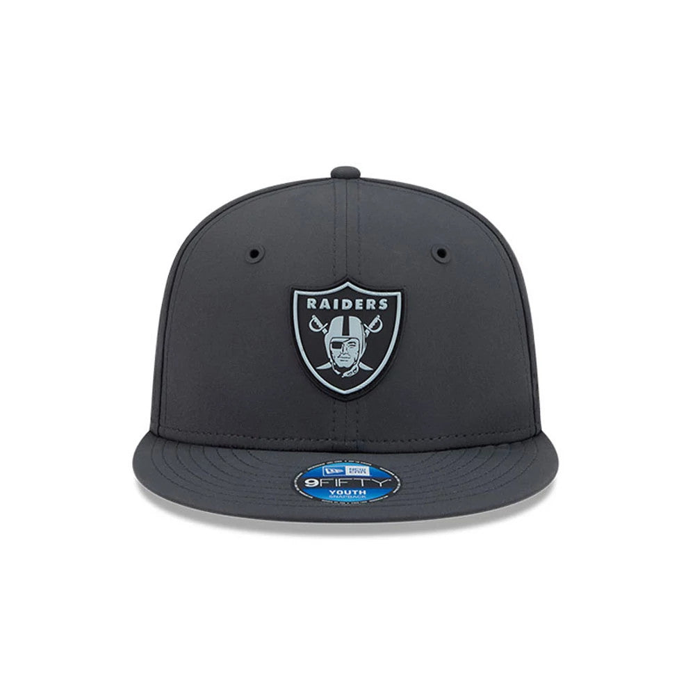 Raiders Youth NFL Sideline 2026 Charcoal New Era 9FIFTY Snapback Adjustable Cap, front view showing a raised black and silver Raiders shield logo on the front panel, charcoal flat visor and a blue 9FIFTY size sticker on the visor.