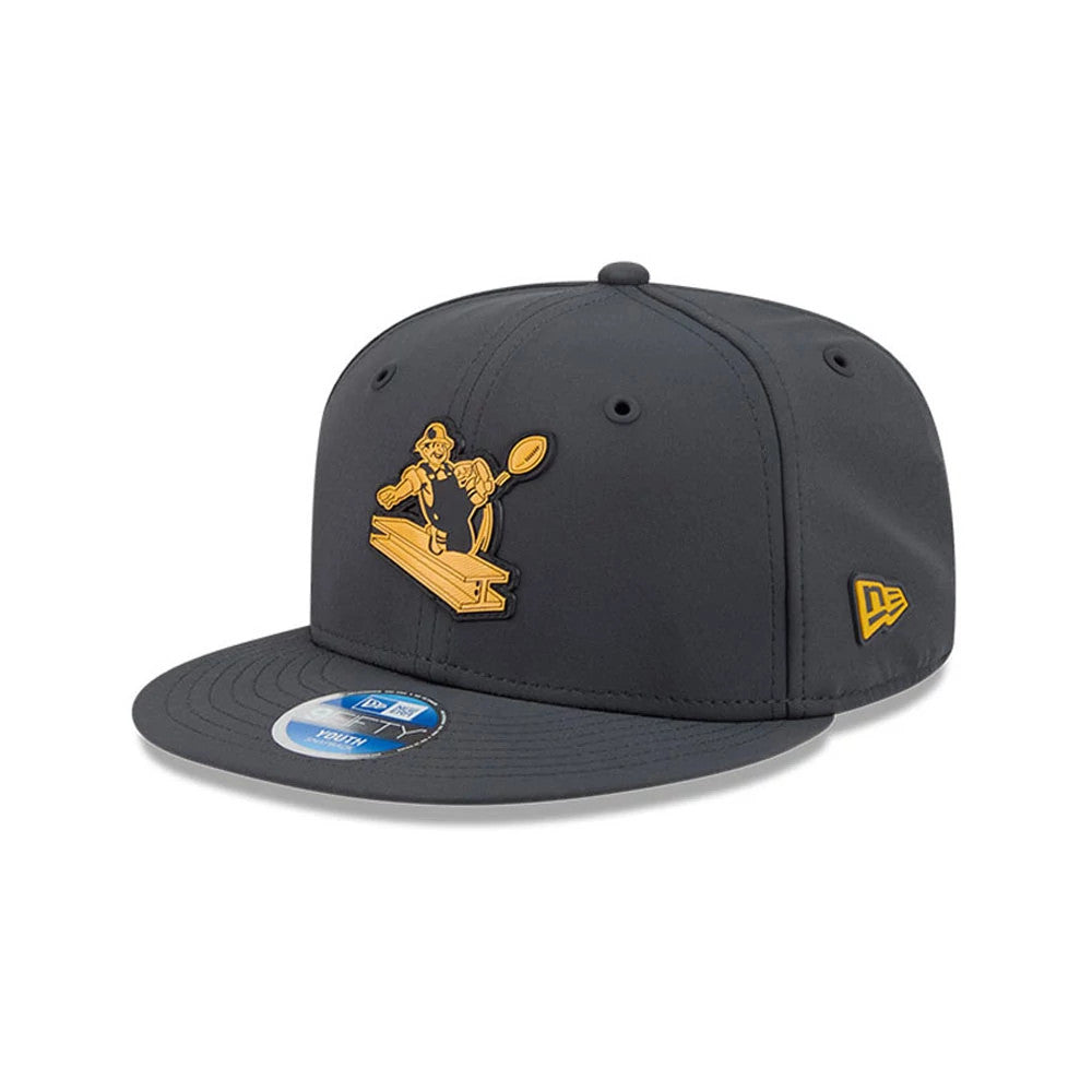 Pictured is this Youth NFL Sideline 2026 Pittsburgh Steelers 9FIFTY Snapback cap in charcoal. 1