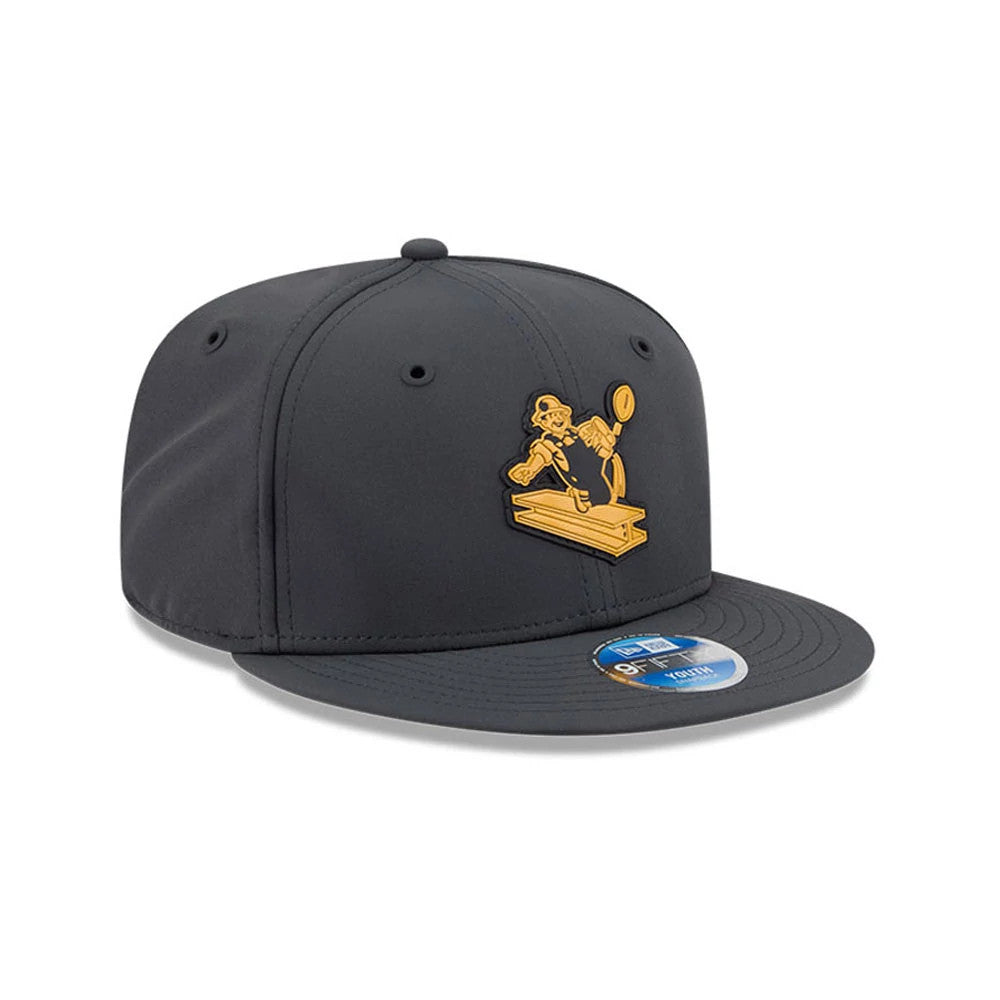 Steelers Youth NFL Sideline 2026 Charcoal New Era 9FIFTY Snapback Adjustable Cap, front view showing a yellow football player graphic embroidered on the front panel, with a grey flat visor featuring a 9FIFTY size sticker.