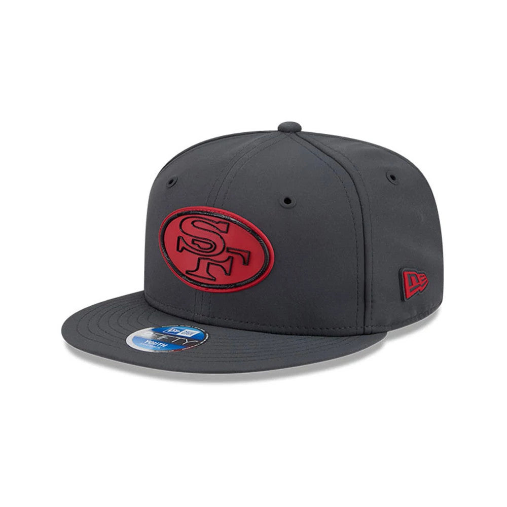 49ers Youth NFL Sideline 2026 Charcoal New Era 9FIFTY Snapback Adjustable Cap, front view showing a raised red SF logo on the charcoal front panel, a flat charcoal visor with a 9FIFTY size sticker, and red New Era flag logo on the left side.