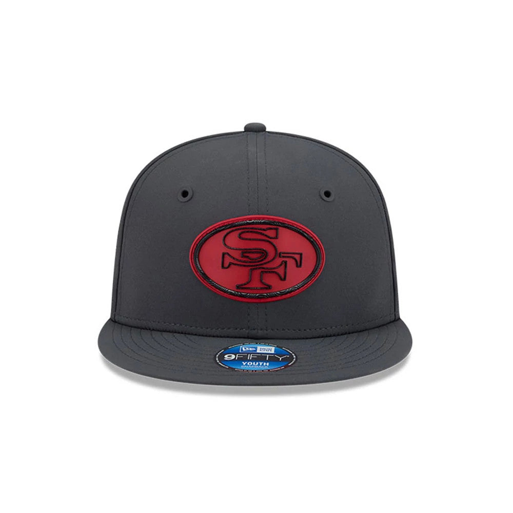 49ers Youth NFL Sideline 2026 Charcoal New Era 9FIFTY Snapback Adjustable Cap, front view showing a raised red and black embroidered SF logo on the structured charcoal crown, a charcoal flat visor, and a 9FIFTY size sticker on the visor.