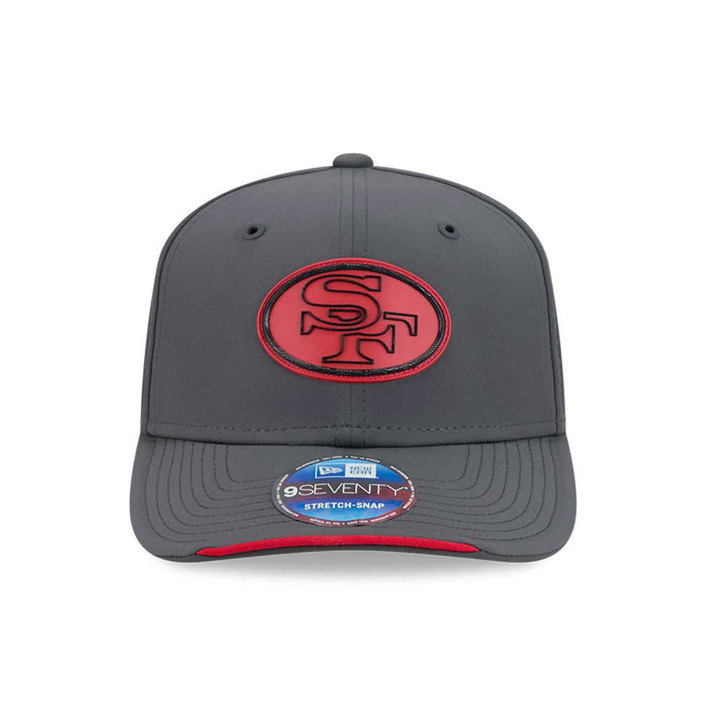 49ers NFL Sideline 2026 Charcoal New Era 9SEVENTY Stretch Snap Adjustable Cap, front view showing a red and black embroidered SF logo on the structured charcoal crown, with a red-outlined visor edge and 9SEVENTY size sticker.