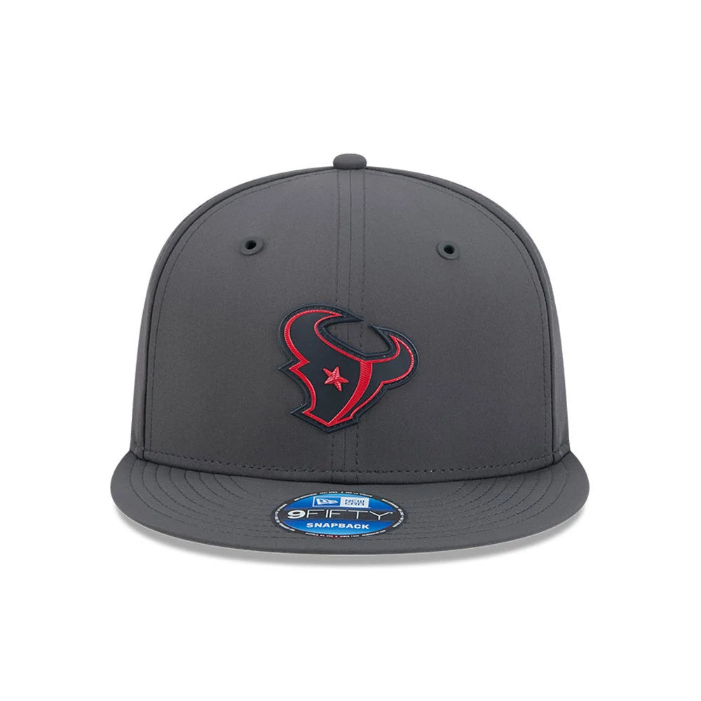 Houston Texans NFL Sideline 2026 Charcoal New Era 9FIFTY Snapback Adjustable Cap, front view showing the red and black raised embroidered team logo on the front panel, a matching flat visor, and a 9FIFTY size sticker on the visor.