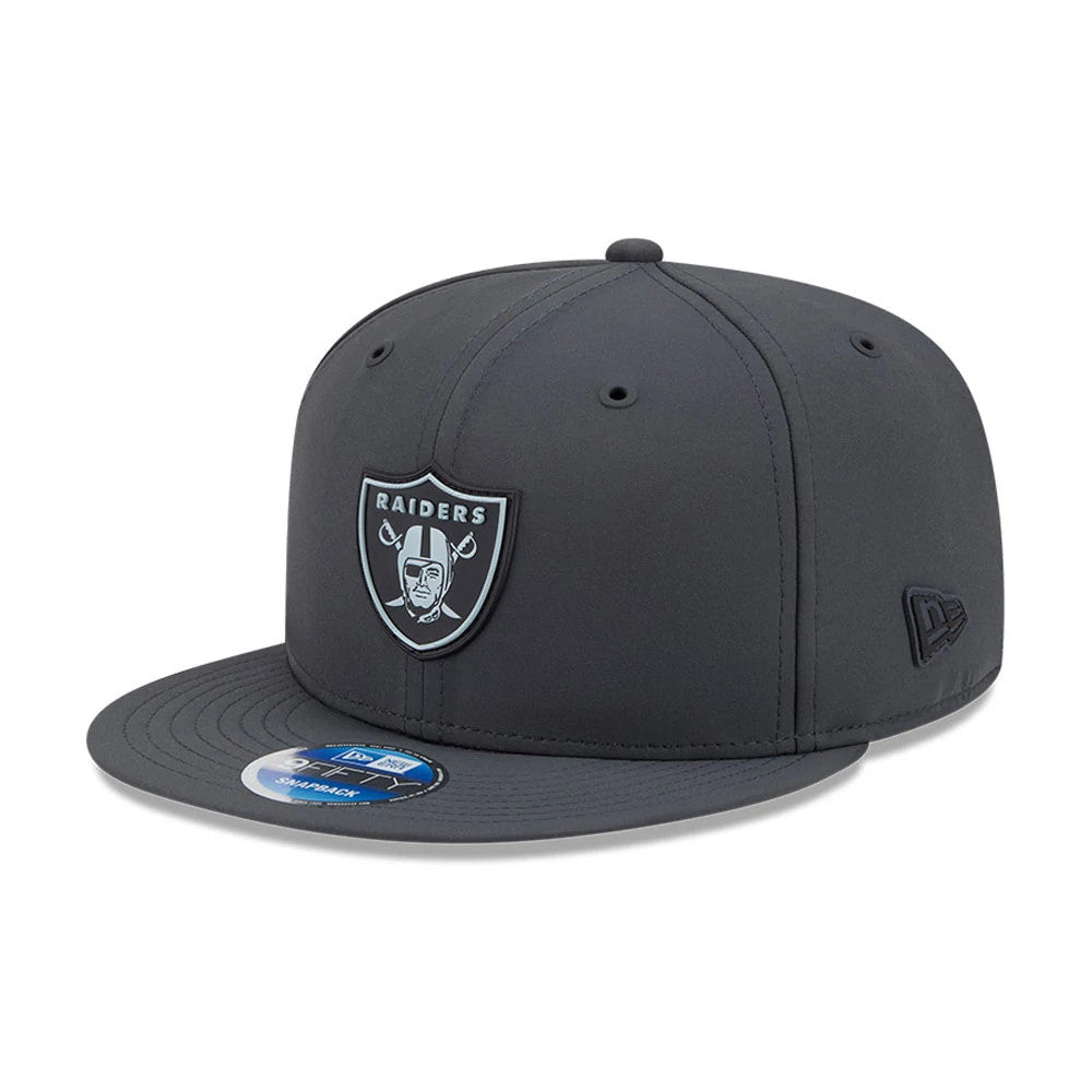 Pictured is this NFL Sideline 2026 Las Vegas Raiders 9FIFTY Snapback cap in charcoal. 1