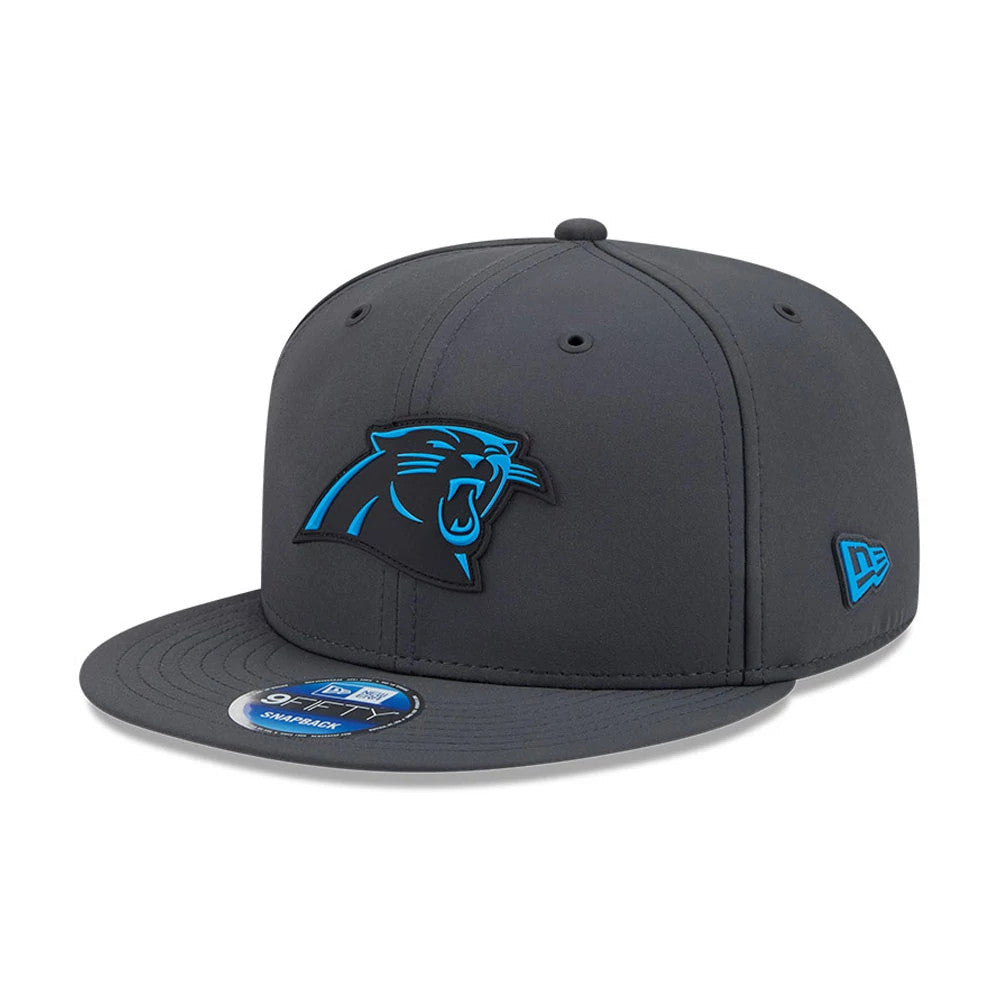 Panthers NFL Sideline 2026 Charcoal New Era 9FIFTY Snapback Adjustable Cap, front view showing the raised black and blue Panthers logo on the front panel, flat charcoal visor with a 9FIFTY size sticker, and New Era flag logo on the left side.