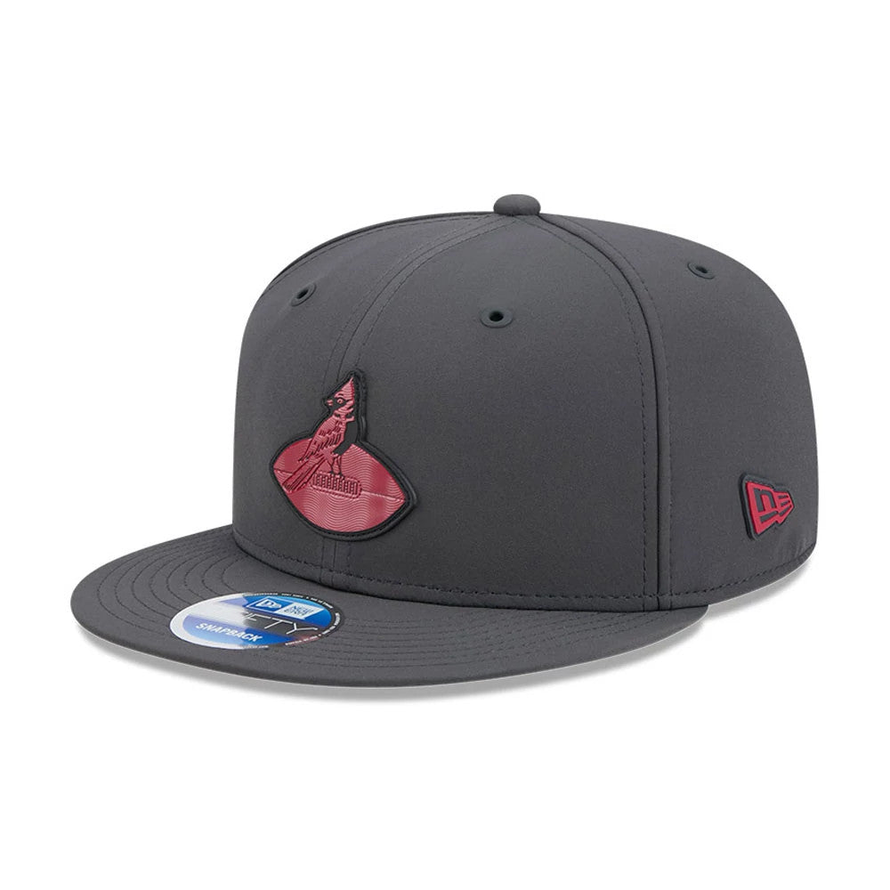 Cardinals NFL Sideline 2026 Charcoal New Era 9FIFTY Snapback Adjustable Cap, three-quarter view showing a maroon cardinal logo on the front panel, a flat grey visor with a 9FIFTY size sticker, and a maroon New Era flag logo on the left side.