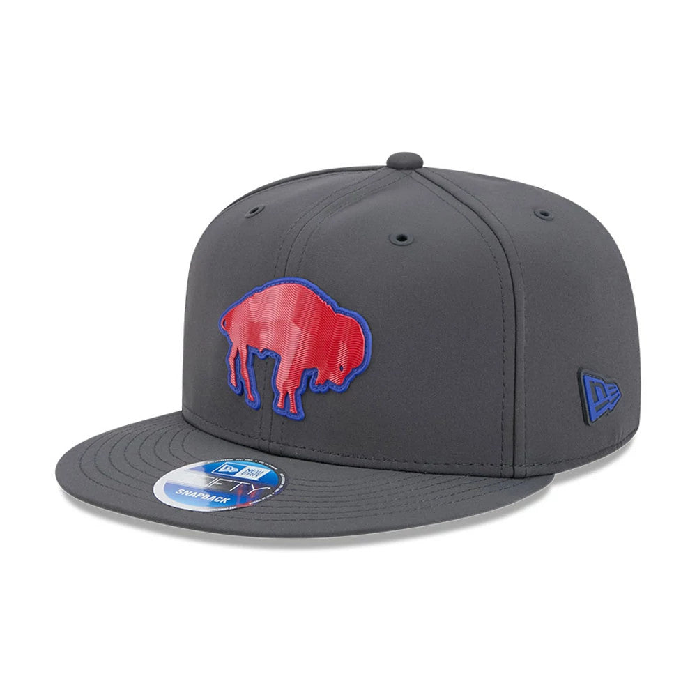Buffalo Bills NFL Sideline 2026 Charcoal New Era 9FIFTY Snapback Adjustable Cap, front view showing a raised red and blue embroidered buffalo logo on the front panel, a blue New Era flag logo on the left side.