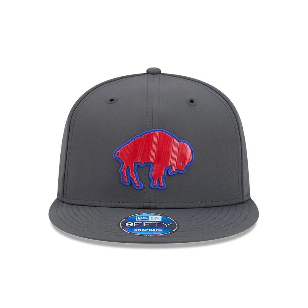 Buffalo Bills NFL Sideline 2026 Charcoal New Era 9FIFTY Snapback Adjustable Cap, front view showing the red embroidered buffalo logo with blue outline on the charcoal front panel, flat charcoal visor and 9FIFTY size sticker on the visor.