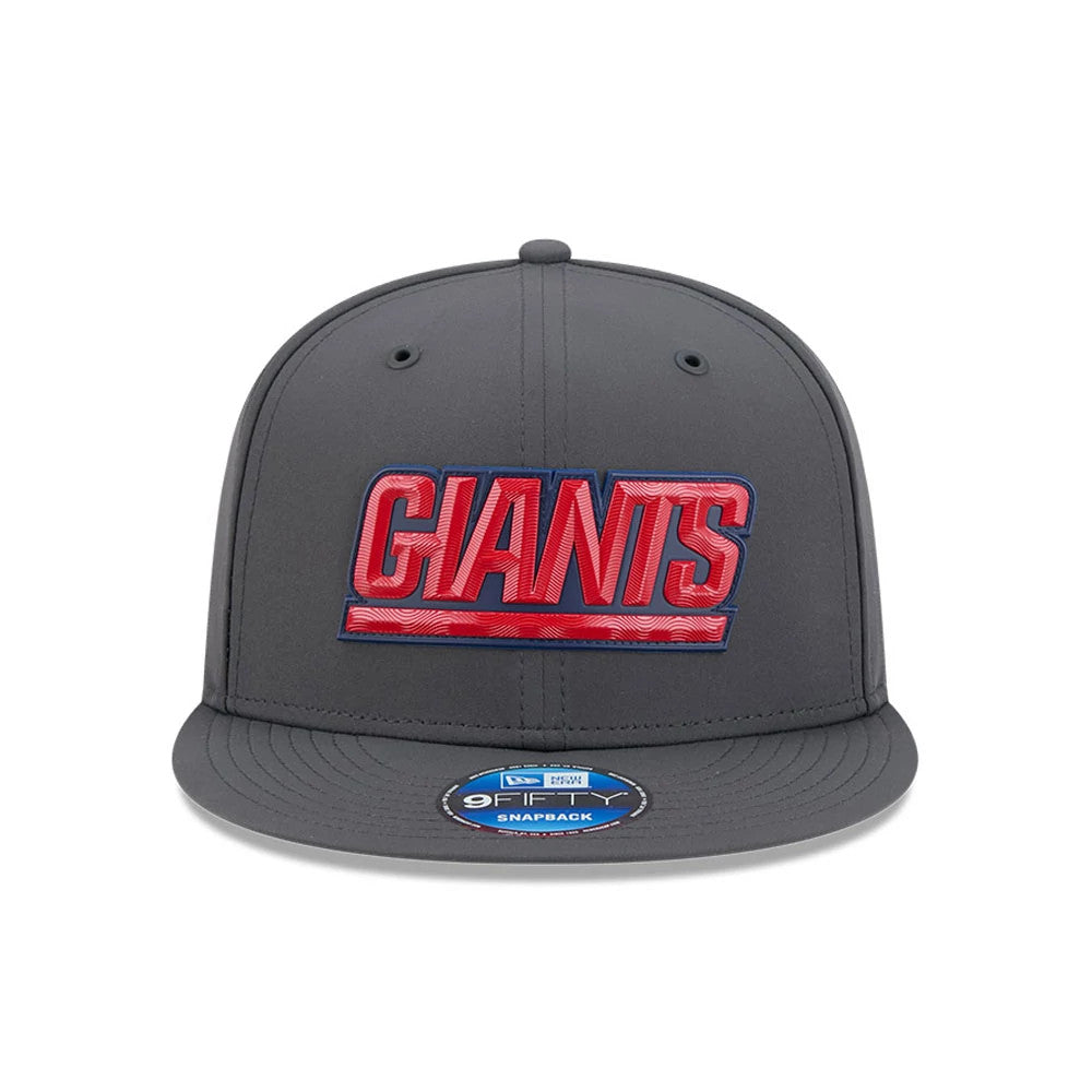 New York Giants NFL Sideline 2026 Charcoal New Era 9FIFTY Snapback Adjustable Cap, front view showing the raised red Giants embroidery on the structured charcoal crown, a matching flat charcoal visor, and the 9FIFTY size sticker on the visor.