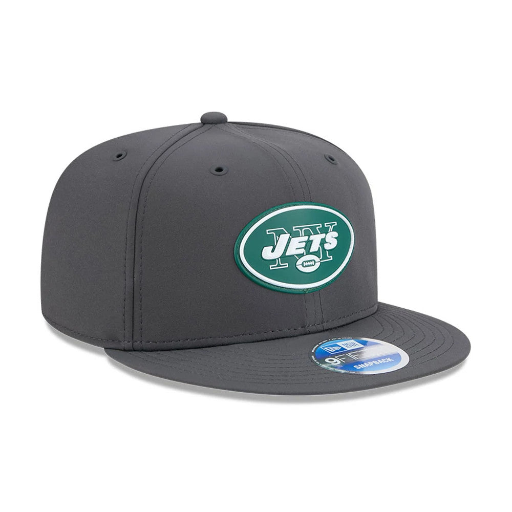 New York Jets NFL Sideline 2026 Charcoal New Era 9FIFTY Snapback Adjustable Cap, three-quarter view with raised green and white Jets logo on the front panel, grey flat visor, and 9FIFTY size sticker on the visor.