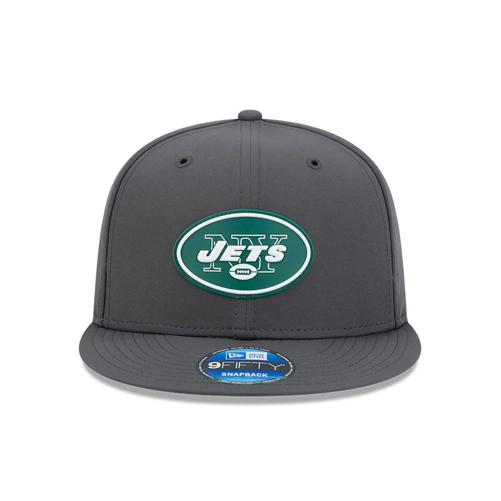 New York Jets NFL Sideline 2026 Charcoal New Era 9FIFTY Snapback Adjustable Cap, front view showing an embroidered green and white Jets logo on the structured charcoal crown, with a flat visor and a 9FIFTY size sticker on the visor.