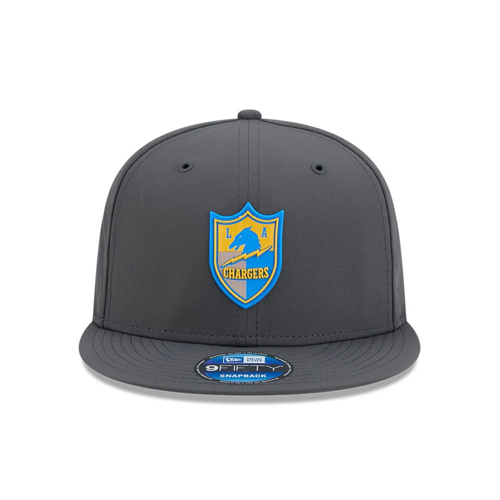 LA Chargers NFL Sideline 2026 Charcoal New Era 9FIFTY Snapback Adjustable Cap, front view showing a blue and yellow embroidered Chargers shield logo on the structured charcoal crown, with a flat visor and a 9FIFTY size sticker on the visor.