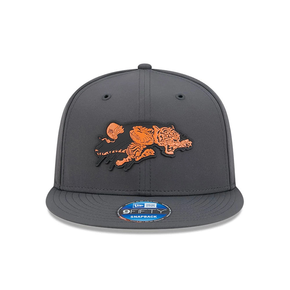 Bengals NFL Sideline 2026 Charcoal New Era 9FIFTY Snapback Adjustable Cap, front view showing the raised embroidered orange Bengal tiger graphic on the structured charcoal crown, flat charcoal visor, and 9FIFTY size sticker on the visor.