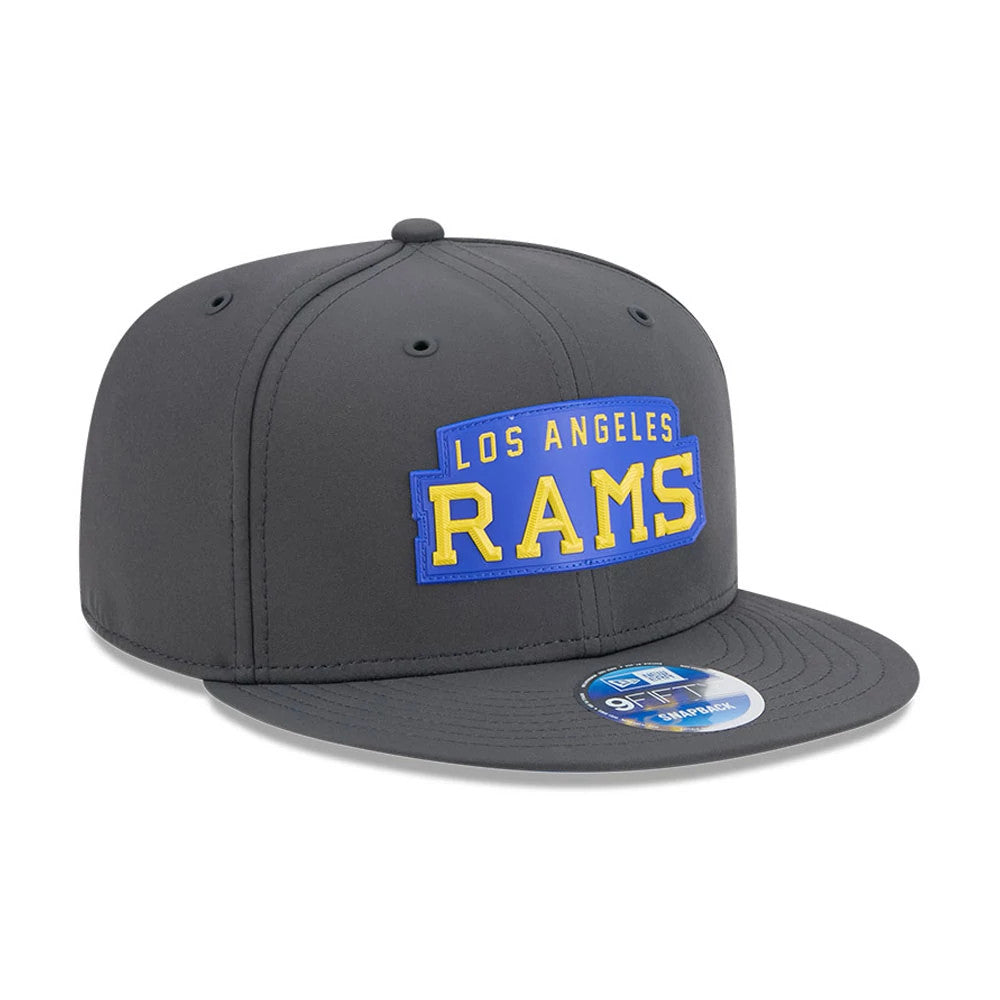LA Rams NFL Sideline 2026 Charcoal New Era 9FIFTY Snapback Adjustable Cap, front view showing the raised blue and yellow Los Angeles Rams logo embroidered on the structured charcoal crown, with a grey flat visor and 9FIFTY size sticker.