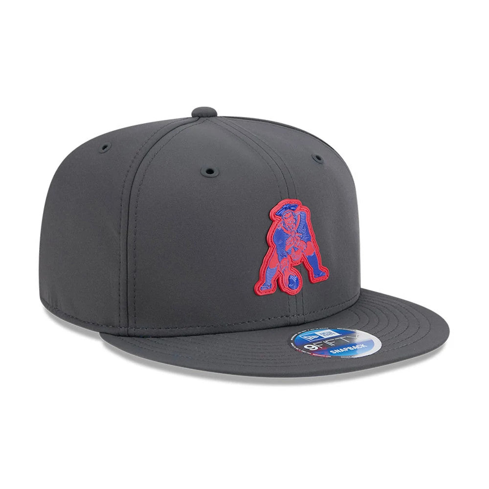 Patriots NFL Sideline 2026 Charcoal New Era 9FIFTY Snapback Adjustable Cap, front view showing the red and blue embroidered Patriots logo on the front panel, with a flat charcoal visor and a 9FIFTY size sticker on the top.